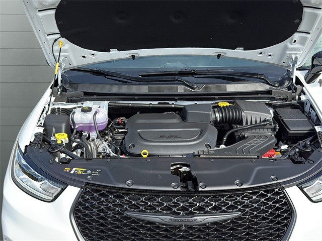 Chrysler Pacifica Vehicle Full-screen Gallery Image 19