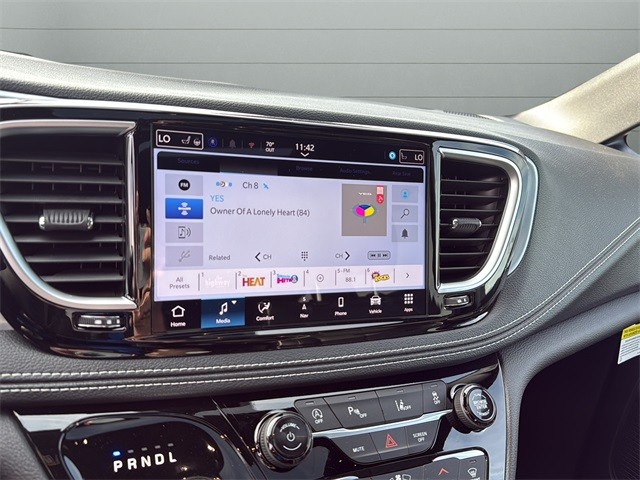 Chrysler Pacifica Vehicle Full-screen Gallery Image 20