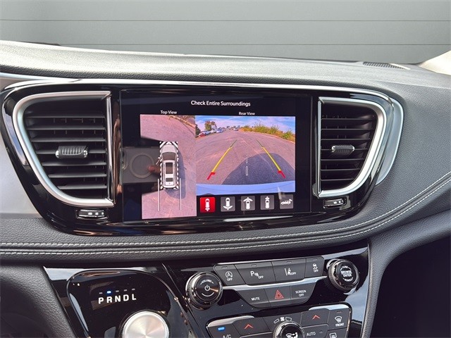 Chrysler Pacifica Vehicle Full-screen Gallery Image 21