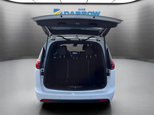 Chrysler Pacifica Vehicle Full-screen Gallery Image 24