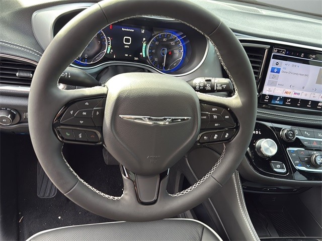 Chrysler Pacifica Vehicle Full-screen Gallery Image 25