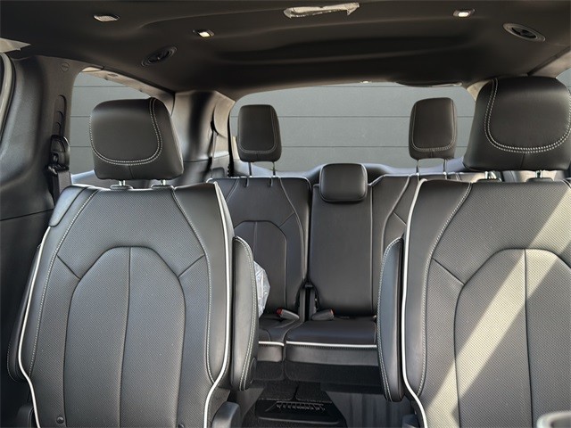 Chrysler Pacifica Vehicle Full-screen Gallery Image 26