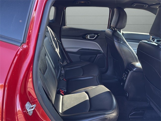 Jeep Compass Vehicle Full-screen Gallery Image 13