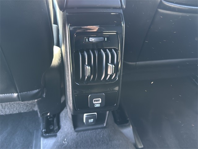 Jeep Compass Vehicle Full-screen Gallery Image 16