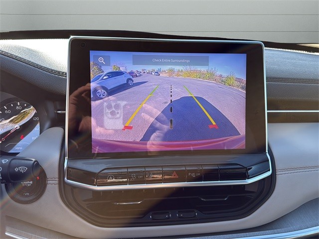 Jeep Compass Vehicle Full-screen Gallery Image 20