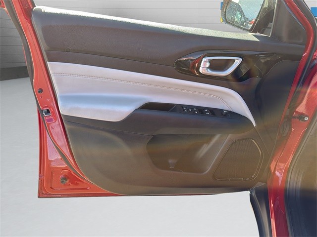 Jeep Compass Vehicle Full-screen Gallery Image 25