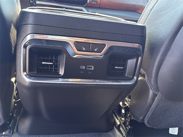 GMC Sierra 2500HD Vehicle Full-screen Gallery Image 18