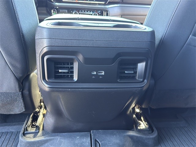 Chevrolet Silverado 1500 Vehicle Full-screen Gallery Image 17