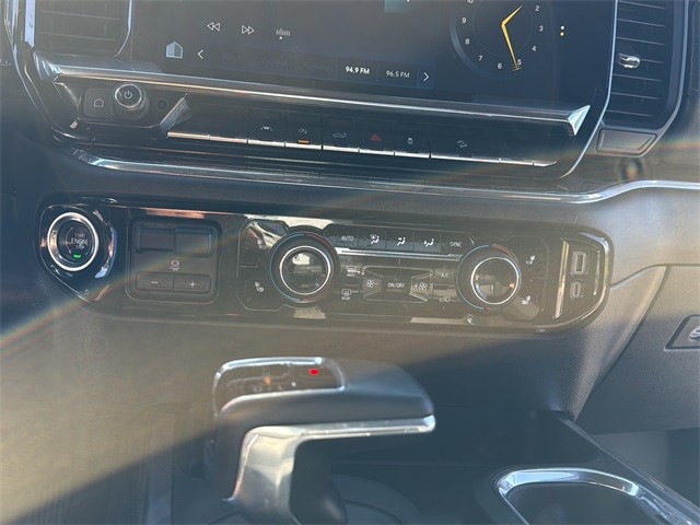 Chevrolet Silverado 1500 Vehicle Full-screen Gallery Image 21