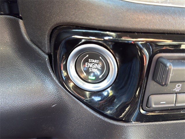 Chevrolet Silverado 1500 Vehicle Full-screen Gallery Image 25