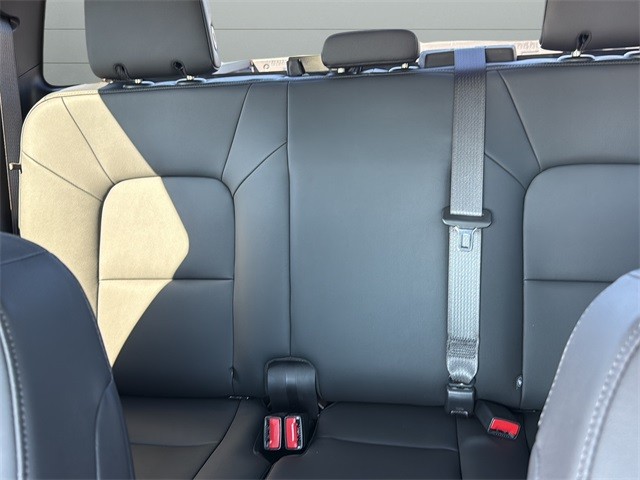 Chevrolet Colorado Vehicle Full-screen Gallery Image 25