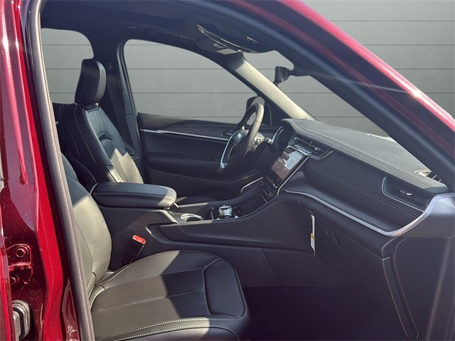 Jeep Grand Cherokee Vehicle Full-screen Gallery Image 15