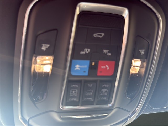 Jeep Grand Cherokee Vehicle Full-screen Gallery Image 24