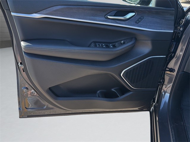 Jeep Grand Cherokee Vehicle Full-screen Gallery Image 11