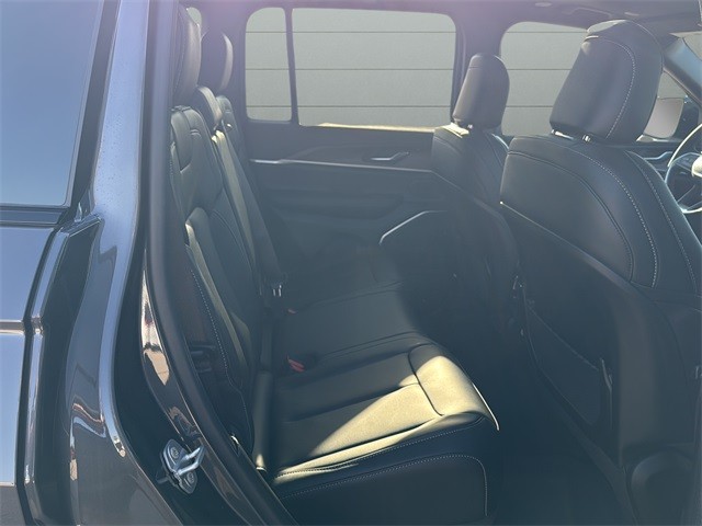 Jeep Grand Cherokee Vehicle Full-screen Gallery Image 14