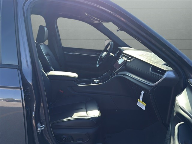 Jeep Grand Cherokee Vehicle Full-screen Gallery Image 15