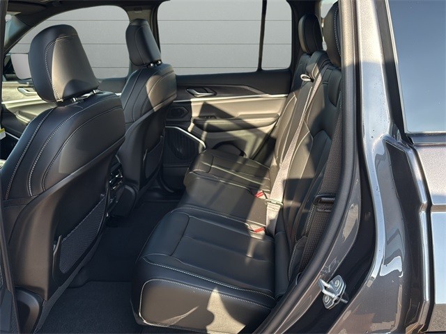 Jeep Grand Cherokee Vehicle Full-screen Gallery Image 17