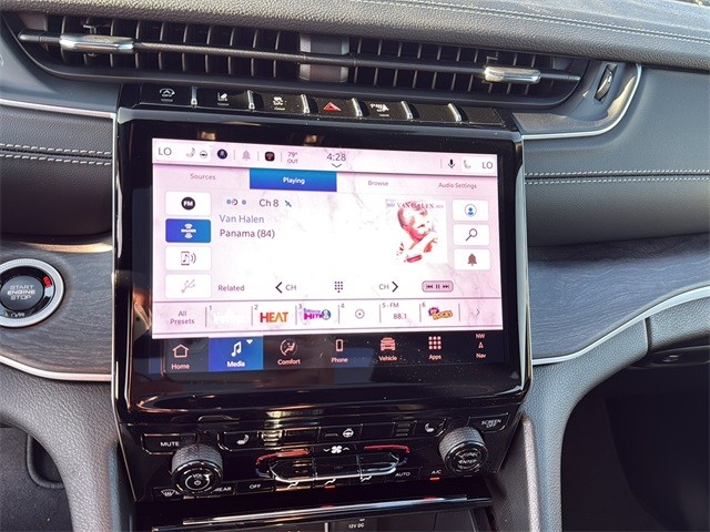 Jeep Grand Cherokee Vehicle Full-screen Gallery Image 22