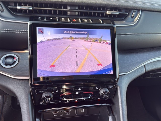 Jeep Grand Cherokee Vehicle Full-screen Gallery Image 23