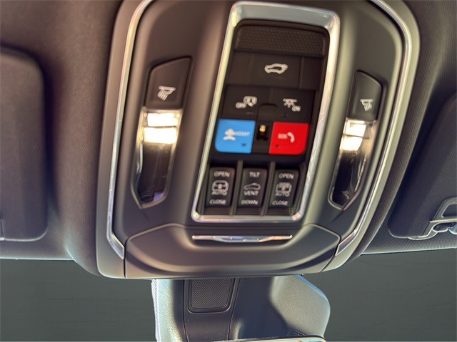 Jeep Grand Cherokee Vehicle Full-screen Gallery Image 24