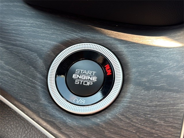 Jeep Grand Cherokee Vehicle Full-screen Gallery Image 25