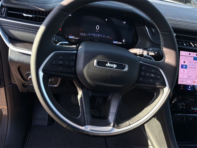 Jeep Grand Cherokee Vehicle Full-screen Gallery Image 27