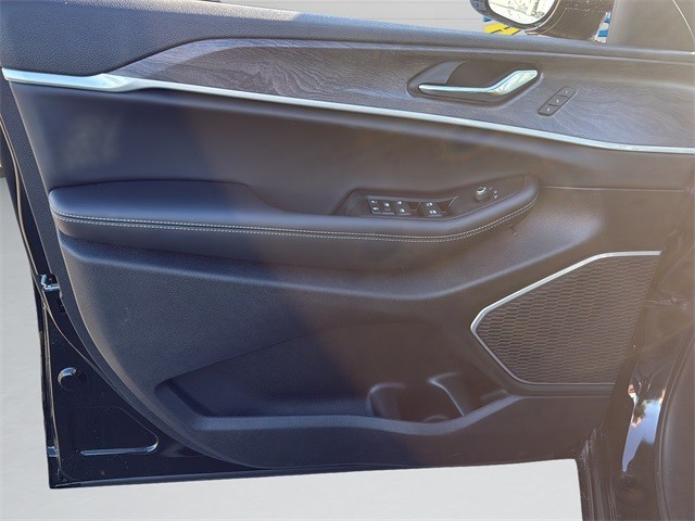 Jeep Grand Cherokee Vehicle Full-screen Gallery Image 11