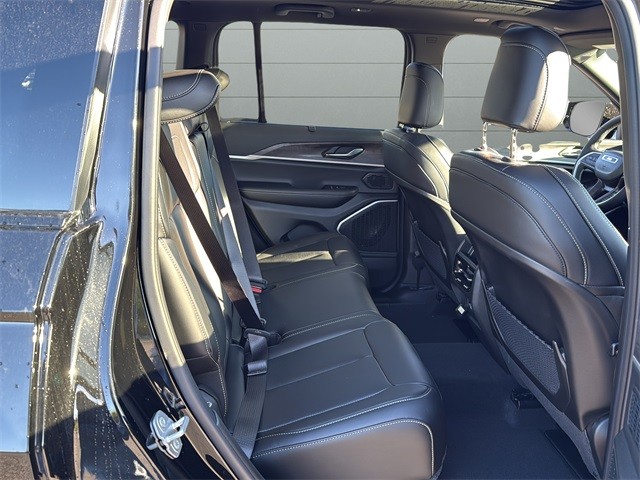 Jeep Grand Cherokee Vehicle Full-screen Gallery Image 14