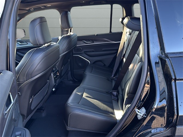 Jeep Grand Cherokee Vehicle Full-screen Gallery Image 17