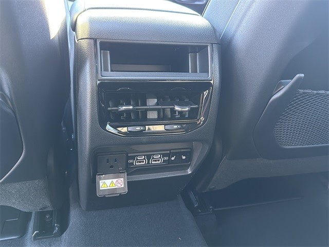 Jeep Grand Cherokee Vehicle Full-screen Gallery Image 18