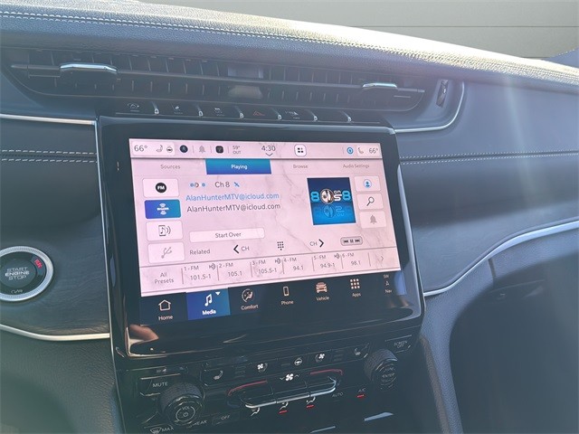 Jeep Grand Cherokee Vehicle Full-screen Gallery Image 22