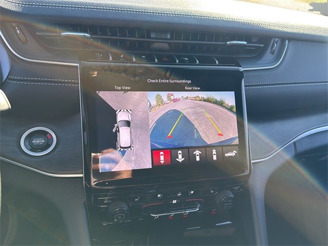 Jeep Grand Cherokee Vehicle Full-screen Gallery Image 23