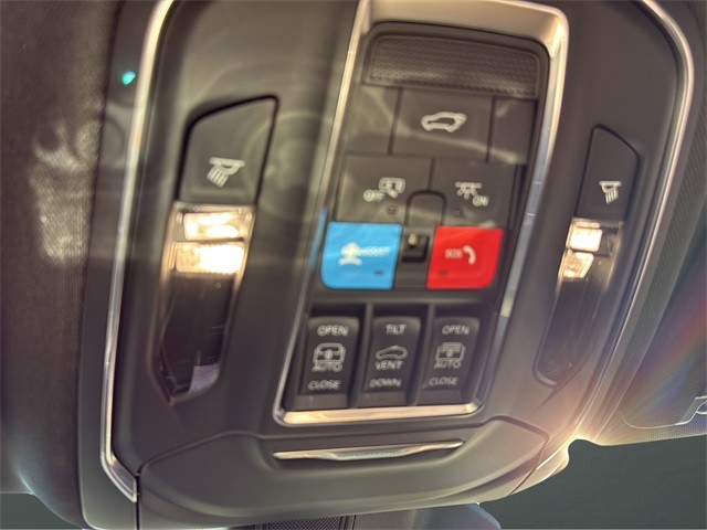 Jeep Grand Cherokee Vehicle Full-screen Gallery Image 24