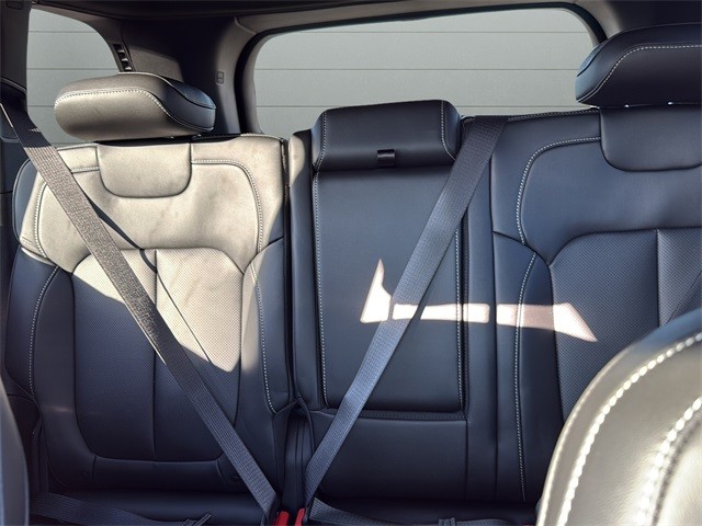 Jeep Grand Cherokee Vehicle Full-screen Gallery Image 28