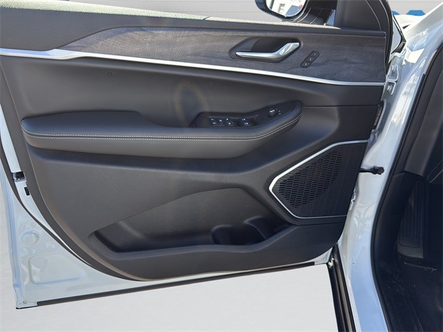 Jeep Grand Cherokee Vehicle Full-screen Gallery Image 11