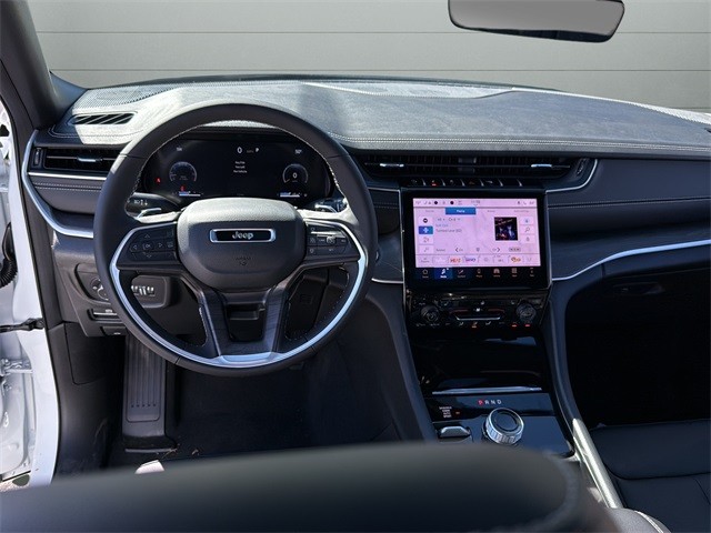 Jeep Grand Cherokee Vehicle Full-screen Gallery Image 12