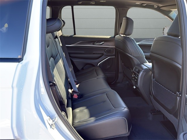 Jeep Grand Cherokee Vehicle Full-screen Gallery Image 14