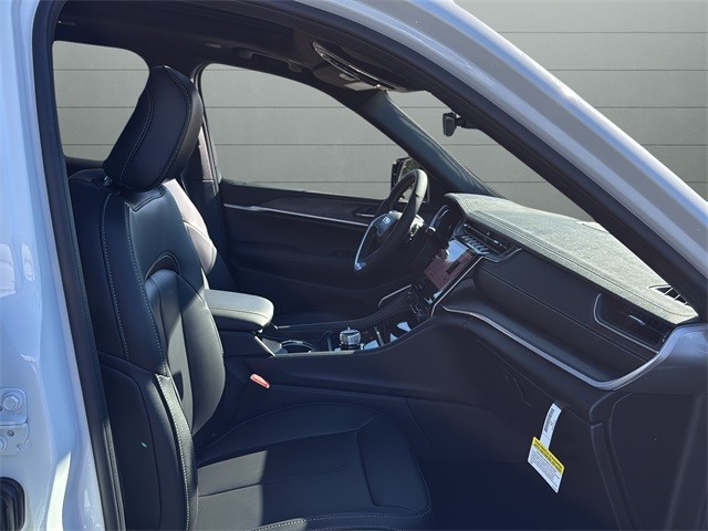 Jeep Grand Cherokee Vehicle Full-screen Gallery Image 15