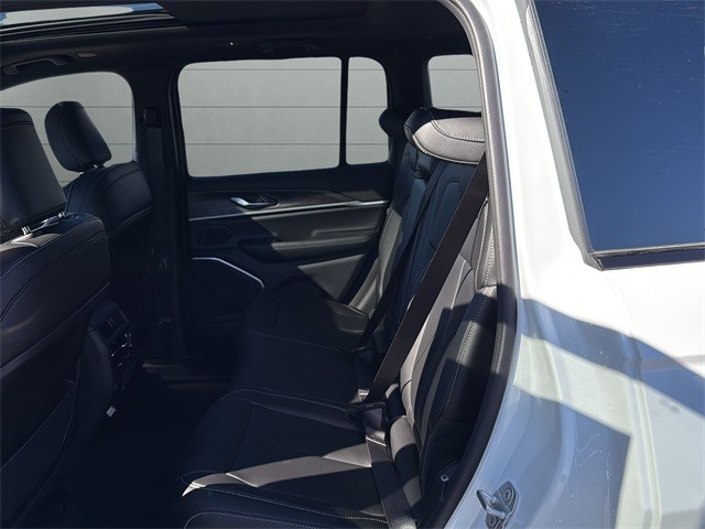 Jeep Grand Cherokee Vehicle Full-screen Gallery Image 17