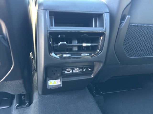 Jeep Grand Cherokee Vehicle Full-screen Gallery Image 18