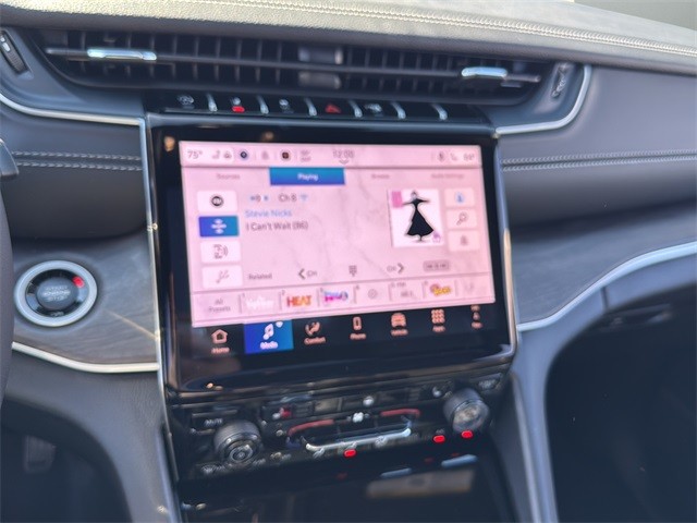 Jeep Grand Cherokee Vehicle Full-screen Gallery Image 22