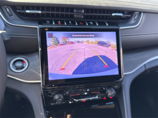 Jeep Grand Cherokee Vehicle Full-screen Gallery Image 23