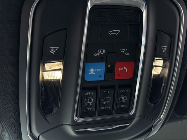 Jeep Grand Cherokee Vehicle Full-screen Gallery Image 24