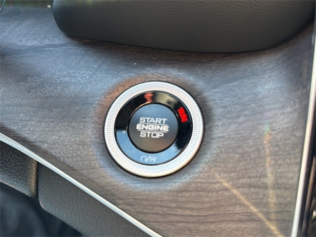 Jeep Grand Cherokee Vehicle Full-screen Gallery Image 25