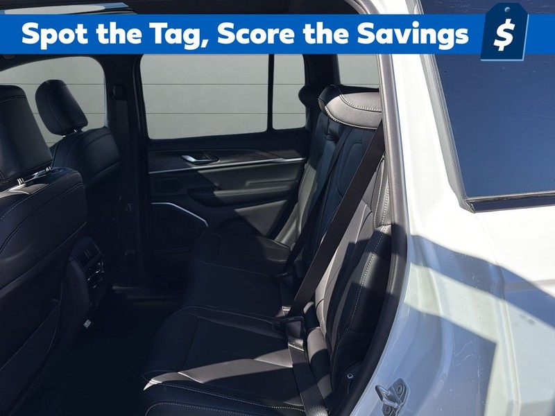 Jeep Grand Cherokee Vehicle Full-screen Gallery Image 17