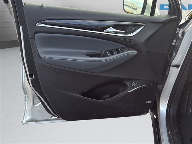 Buick Enclave Vehicle Full-screen Gallery Image 11