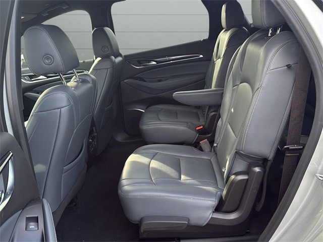 Buick Enclave Vehicle Full-screen Gallery Image 16