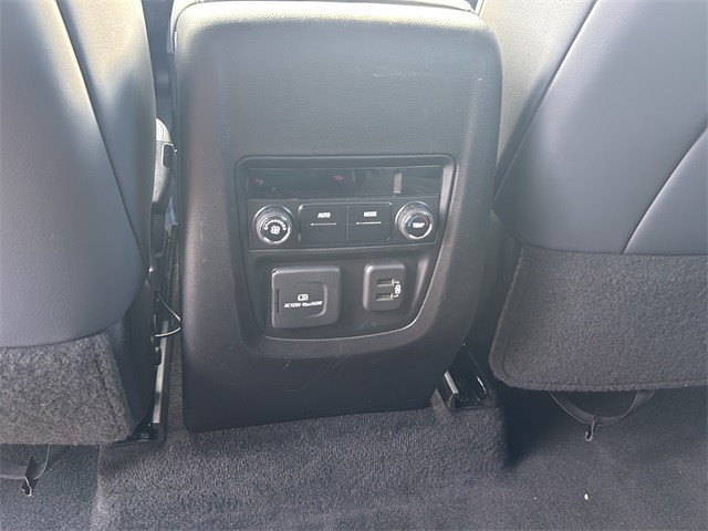 Buick Enclave Vehicle Full-screen Gallery Image 17