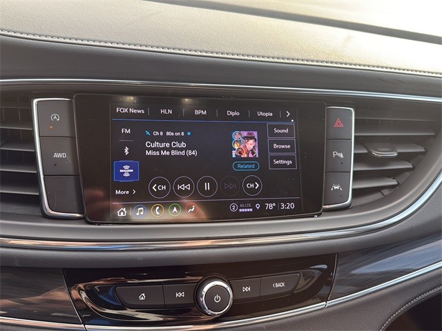 Buick Enclave Vehicle Full-screen Gallery Image 21