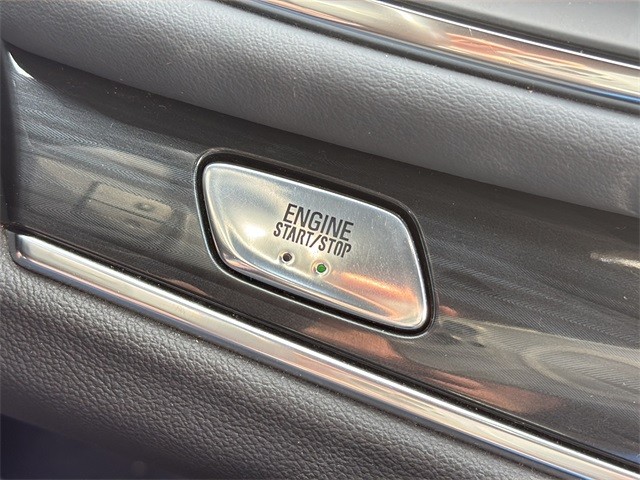 Buick Enclave Vehicle Full-screen Gallery Image 24